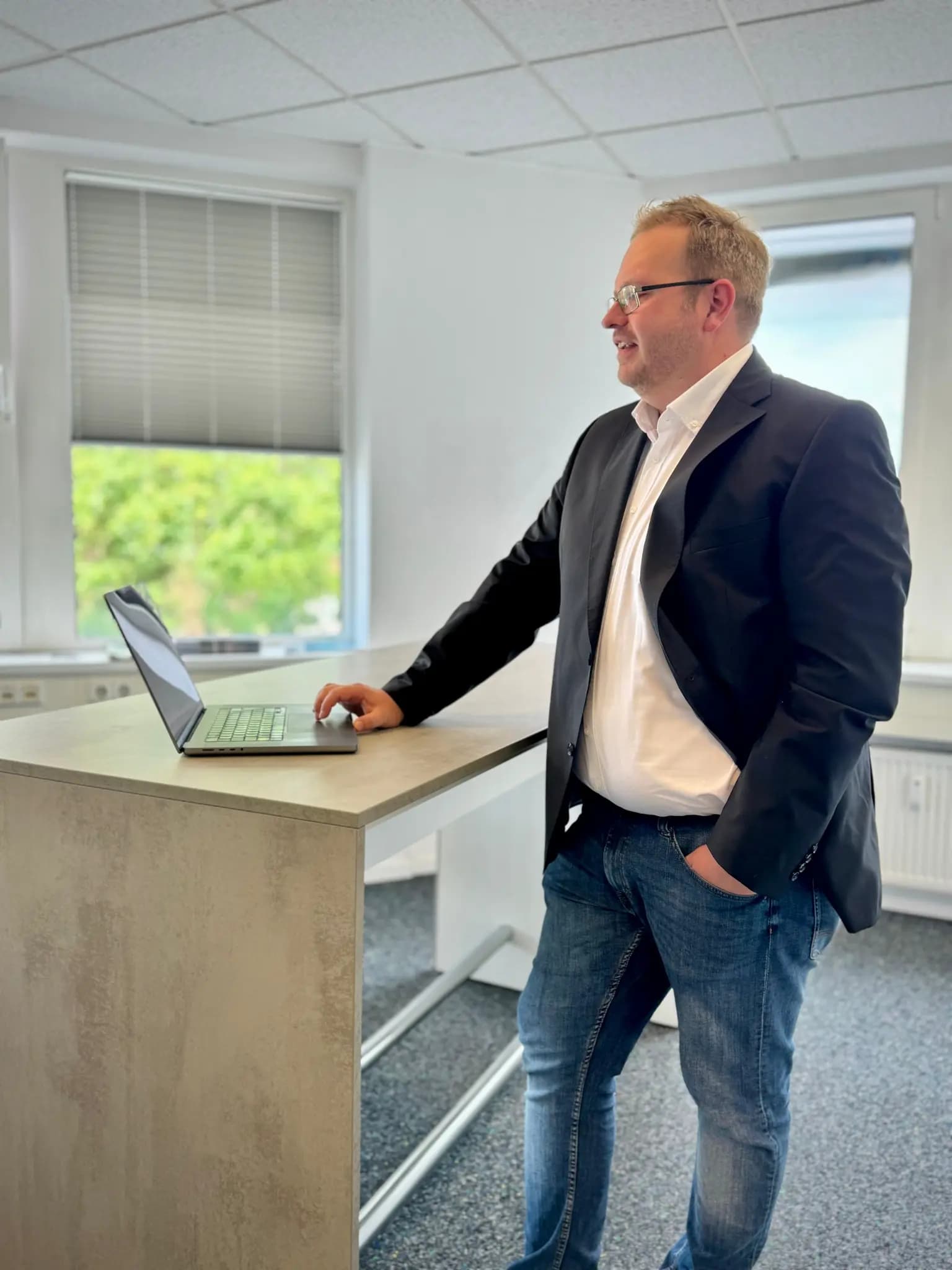 Simon Thißen bei der Arbeit an einer digitalen Kampagne